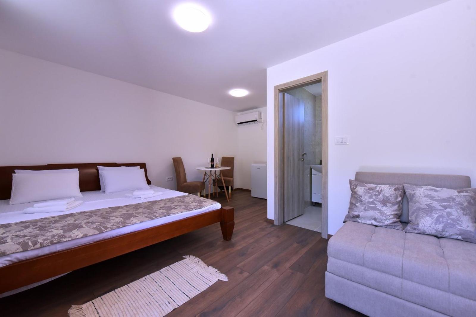 Airport Apartments Tri Hrasta 波德戈里察 外观 照片
